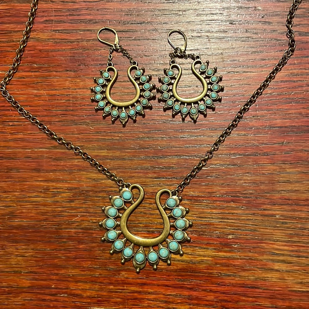 Adjustable necklace and matching earrings costume
